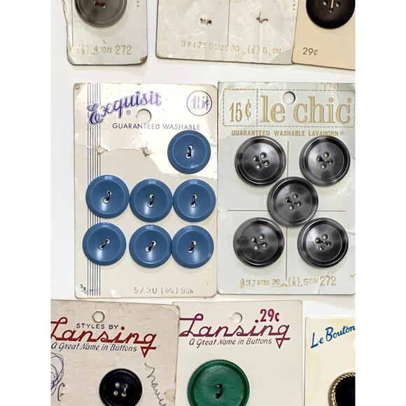 Buttons Vintage Lot 10 La Mode le chic Landsing Exquisit Le Button on Cards - Picture 4 of 16